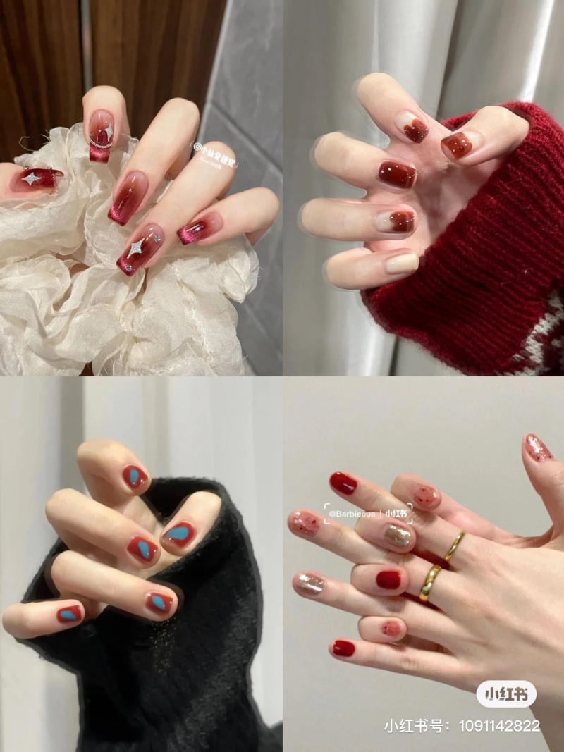 mau-nail-don-gian-cardina__55__1591ac2df97b49f5aa0180f44655fea5 Bốn kiểu móng tay khác nhau với họa tiết và màu sắc đa dạng, từ đỏ, xanh đến ánh kim, trên nền tay áo khác nhau.