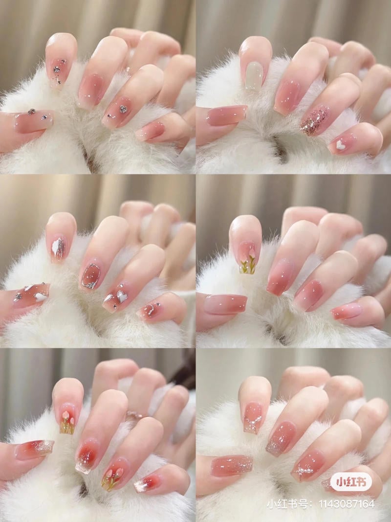 mau-nail-don-gian-cardina__57__b85b8cdb81ed405eb9878076445d2660 Bộ sưu tập móng tay trang trí với nhiều kiểu dáng và màu sắc khác nhau, nền trắng mịn phía sau.