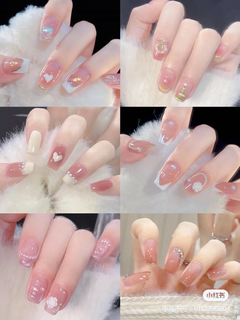 mau-nail-don-gian-cardina__58__2474b3d5f7dc4b9f832538f5bdb3e9f5 Bộ móng tay với nhiều kiểu trang trí khác nhau, bao gồm kim tuyến, hoa văn và phụ kiện lấp lánh.