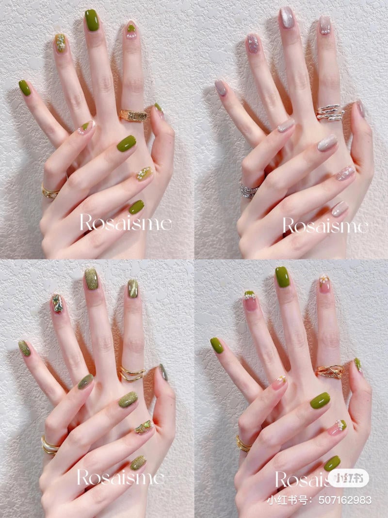 mau-nail-don-gian-cardina__63__2abc086441e64f498b377f14e7d8fc23 Bộ móng tay với bốn kiểu sơn khác nhau, kết hợp màu xanh và nude, có họa tiết và nhẫn trang trí.