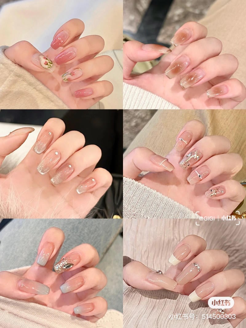 mau-nail-don-gian-cardina__6__f71a3db66d2849078b4b04ec9d2f7d26 Bàn tay với nhiều kiểu móng tay nghệ thuật khác nhau, có họa tiết và đính đá trang trí.