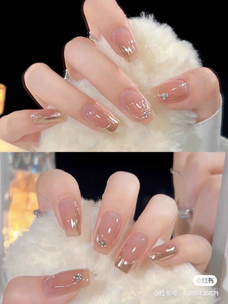 mau-nail-don-gian-cardina__73__2ebc4749c7404823a9e370323f549573 Bàn tay với móng tay dài được sơn màu nâu bóng, trang trí họa tiết lấp lánh, nền đen và trắng.