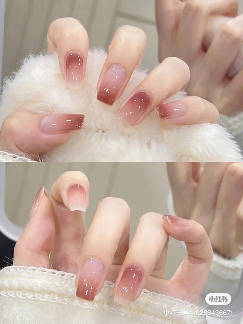 mau-nail-don-gian-cardina__75__336ba22d8ee24d16880b519019a71ae7 Bàn tay với móng tay được sơn màu đỏ nhạt chuyển màu, chụp trên nền trắng.