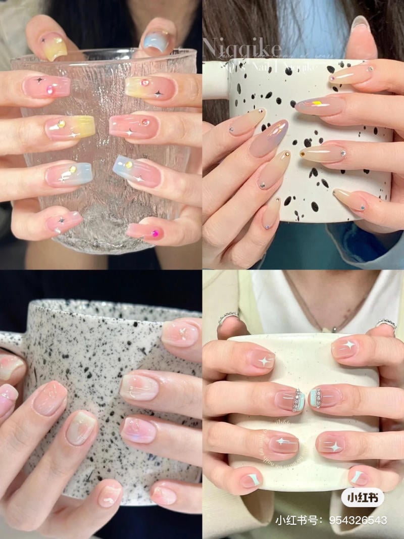 mau-nail-don-gian-cardina__82__e7b5c4c04846461b93eba2a7292db113 Bộ sưu tập móng tay nghệ thuật với nhiều kiểu dáng và màu sắc khác nhau khi cầm các cốc có họa tiết.