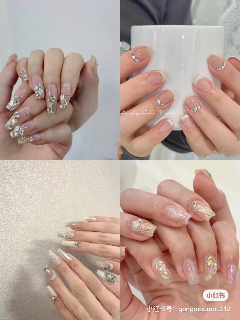 mau-nail-don-gian-cardina__84__41b531a997bd4f23b98f42a69ecac829 Bộ sưu tập móng tay nghệ thuật với họa tiết lấp lánh và trang trí đa dạng trên nền màu trung tính.