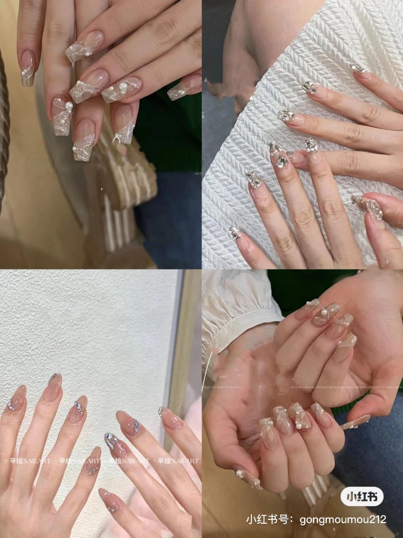 mau-nail-don-gian-cardina__87__ebdeaf7a73c94d31a589d309f3e9fef5 Bàn tay với móng tay dài, được trang trí bằng các họa tiết và đính đá lấp lánh.