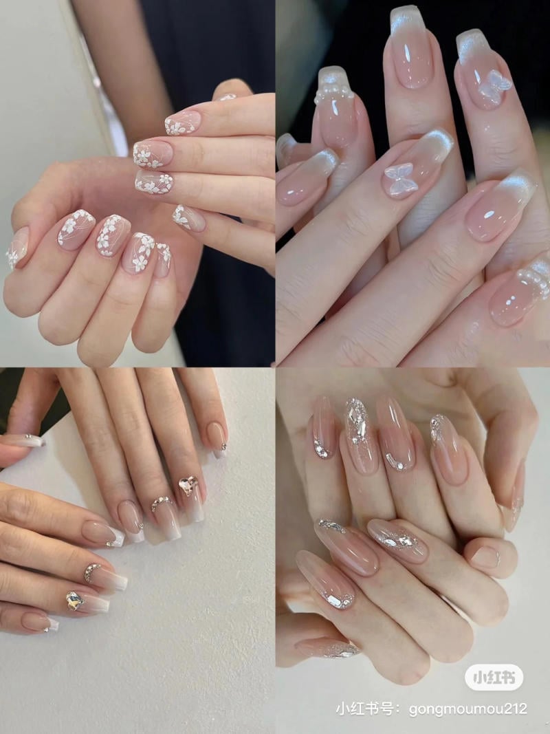 mau-nail-don-gian-cardina__91__722d8a1f4f9a4e0bbd3b075eeb0ff5cd Bộ móng tay trang trí đa dạng với hoa văn và phụ kiện lấp lánh trên nền màu hồng nhạt và trắng trong suốt.