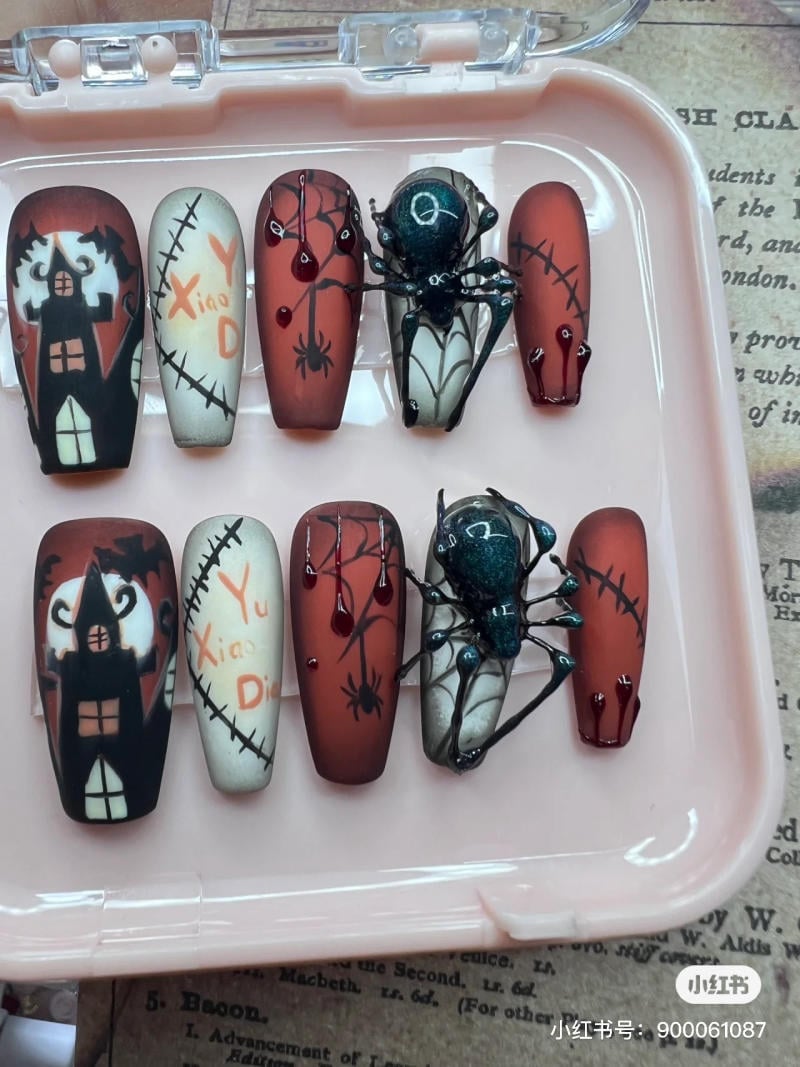 mau-nail-halloween-2023__20__87cac08bb76e4d219c7d4d08093ebe77 Bộ móng tay giả trang trí chủ đề Halloween với hình ảnh nhện, ngôi nhà ma, và vết khâu.