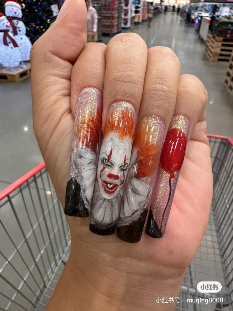 mau-nail-halloween-dep__46__2be765537abe4e169a6b58cb80da29ab Bàn tay với móng tay dài được vẽ hình chú hề và bóng bay đỏ trong siêu thị trang trí Giáng Sinh.