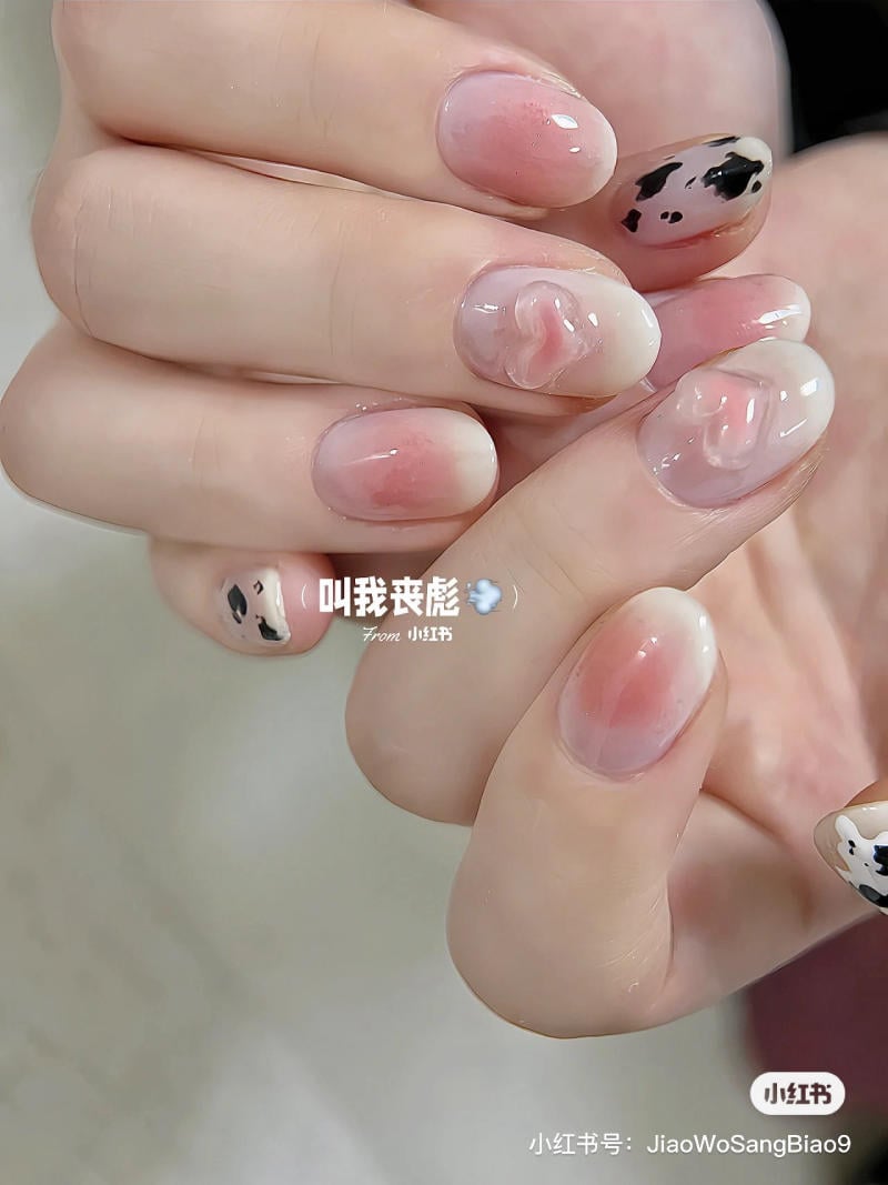 Bộ móng tay với họa tiết hồng và đen, được trang trí kiểu dáng độc đáo và sáng tạo.