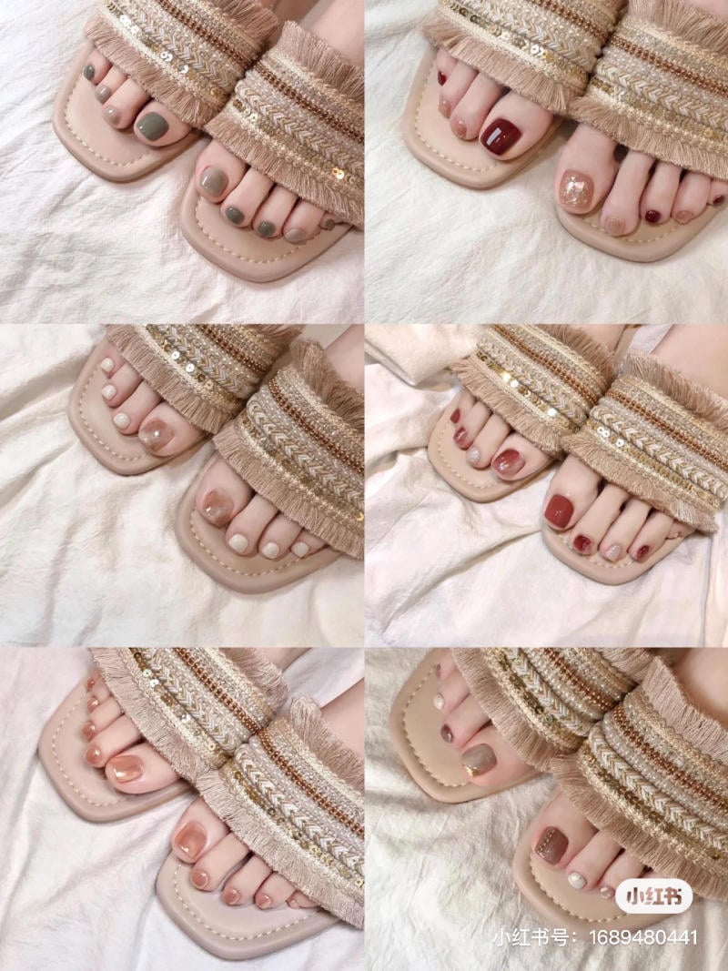 Bộ sưu tập hình ảnh chân mang dép với nhiều màu sơn móng khác nhau, từ xanh, đỏ đến nude và ánh kim.
