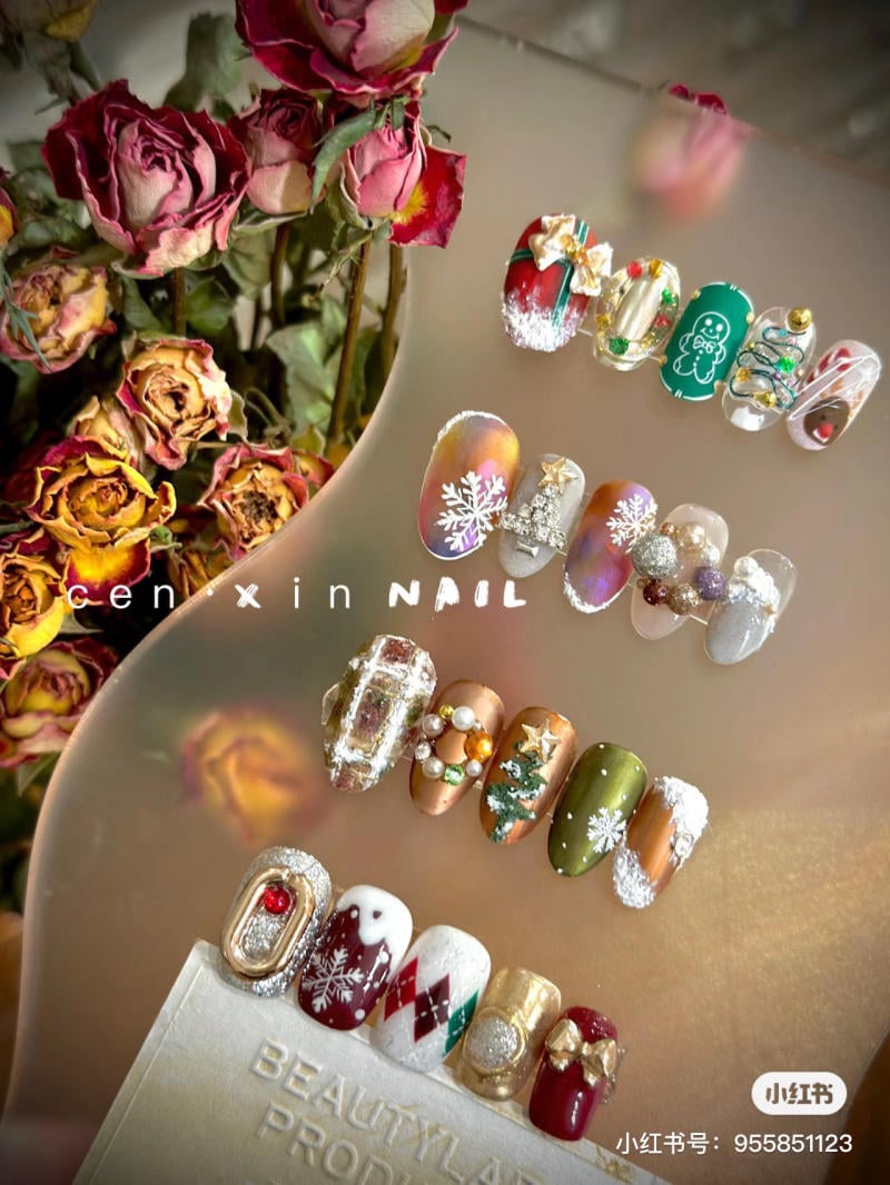 mau-nail-noel-dep__16__3ebbd284e6054c5eb9623368a5530f91 Bộ móng tay trang trí họa tiết Giáng sinh với hoa hồng khô ở nền.
