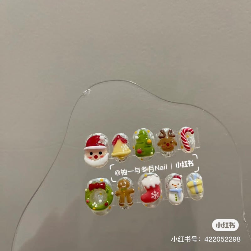 mau-nail-noel-dep__23__2060a74433c7433ab0ddd6466398ab9b Bộ móng giả trang trí với các họa tiết Giáng sinh như ông già Noel, cây thông, chuông và tuần lộc.