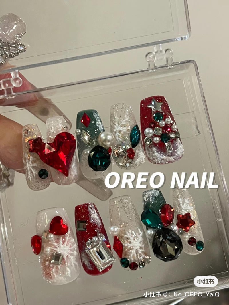 mau-nail-noel-dep__26__b3442d84663d470ba07e4b155220a28b Bộ móng tay giả đính đá và trang trí màu đỏ, xanh, bạc trong hộp nhựa trong suốt.