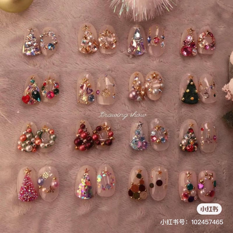 mau-nail-noel-dep__40__588ec659dbeb4382a8090eae1ab95d18 Mẫu móng tay trang trí với chủ đề Giáng Sinh, có hình cây thông, ngôi sao và hạt cườm lấp lánh.
