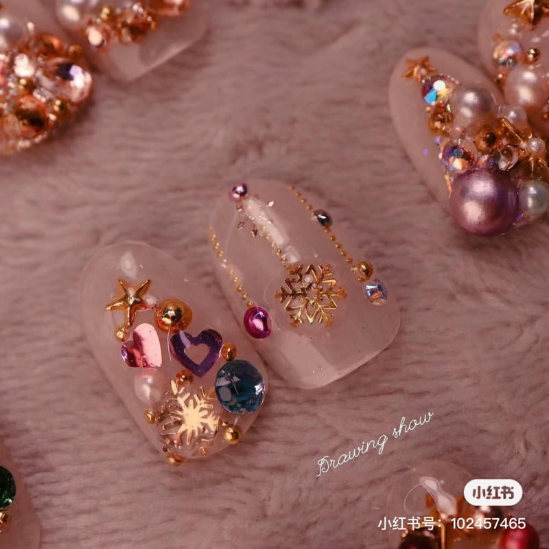 mau-nail-noel-dep__42__7eea6a0cc003433f8fa4abb2f50e8e8c Bộ móng tay giả trang trí họa tiết vàng, kim cương giả và ngọc trai trên nền màu trong suốt.