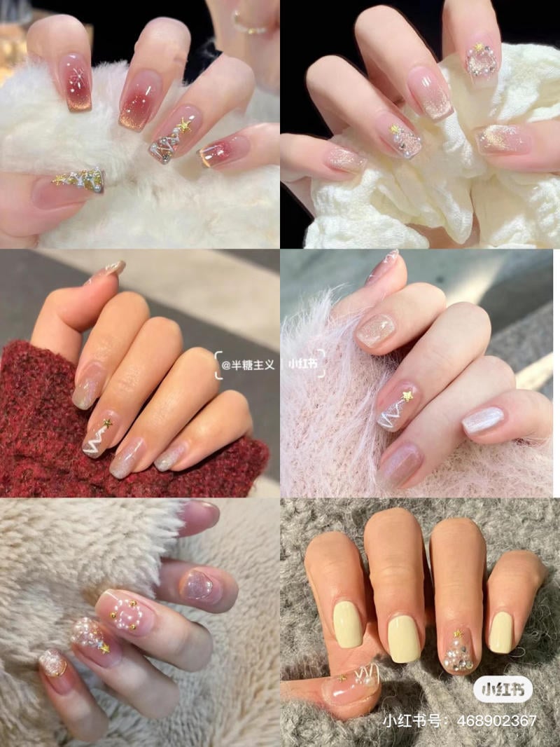 mau-nail-noel-dep__56__af88a37a43714a7c971ad9edbde985ff Bộ sưu tập móng tay trang trí đa dạng với các họa tiết lấp lánh và màu sắc khác nhau trên nền trắng.