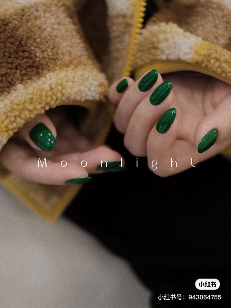 mau-nail-noel-dep__60__ab5a1b9656664d8c9ea21b07e2216d81 Bàn tay với móng tay sơn màu xanh lá cây, áo khoác lông màu nâu vàng. Văn bản "Moonlight" xuất hiện phía trên.