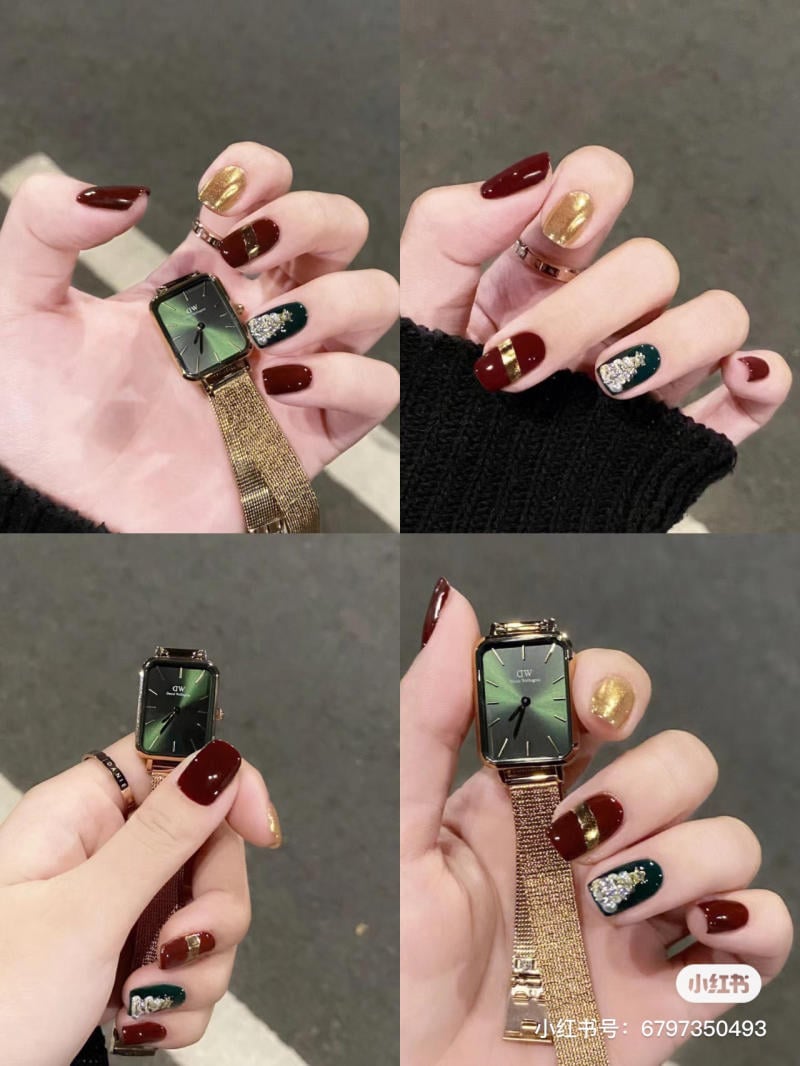 mau-nail-noel-dep__66__acf7995ab4914df9ae17fd02dbfeaf86 Bàn tay với móng tay sơn màu đỏ, vàng, xanh, đính đá, cầm đồng hồ dây kim loại màu vàng.