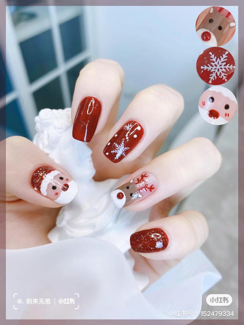 mau-nail-noel-dep__67__279e9aa0479c4521aa1d9ec28b2bd63c Móng tay trang trí họa tiết Giáng sinh với hình tuần lộc, ông già Noel và bông tuyết trên nền đỏ.
