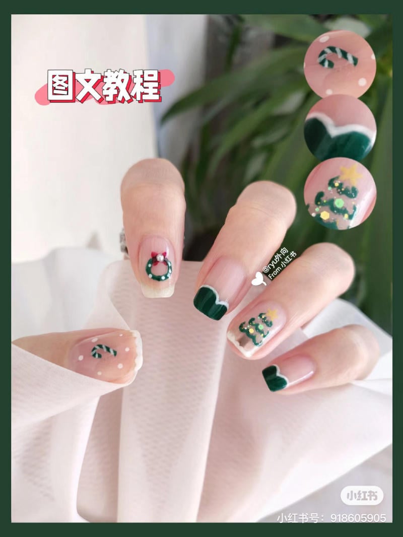 mau-nail-noel-dep__69__ce25e4ac900942b181bd177b9c33df18 Bàn tay với móng tay được trang trí họa tiết Giáng Sinh, gồm hình cây thông và kẹo gậy trên nền màu xanh.