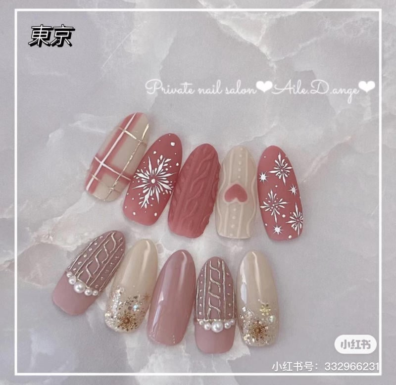 mau-nail-noel-dep__72__2bbf317df116460184cba42d58acec55 Mẫu móng tay nghệ thuật với họa tiết hoa tuyết, trái tim, kẻ caro và ngọc trai trên nền màu hồng và be.