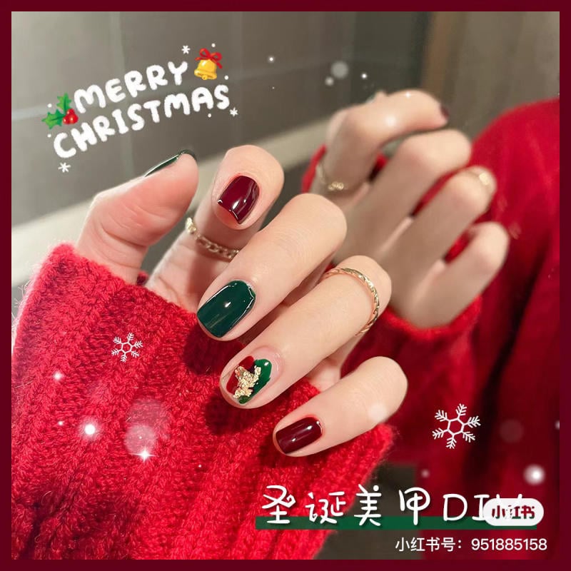 mau-nail-noel-dep__85__411fa0c388174fa6a132b5b6f2eb2367 Bàn tay với móng tay sơn đỏ và xanh lá, trang trí họa tiết Giáng Sinh, mang găng tay len đỏ.