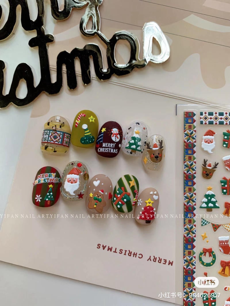mau-nail-noel-dep__9__bc1d99090d314a29b535c9117496ec64 Bộ móng tay trang trí với họa tiết Giáng Sinh như cây thông, ông già Noel và tuần lộc trên nền màu sắc đa dạng.
