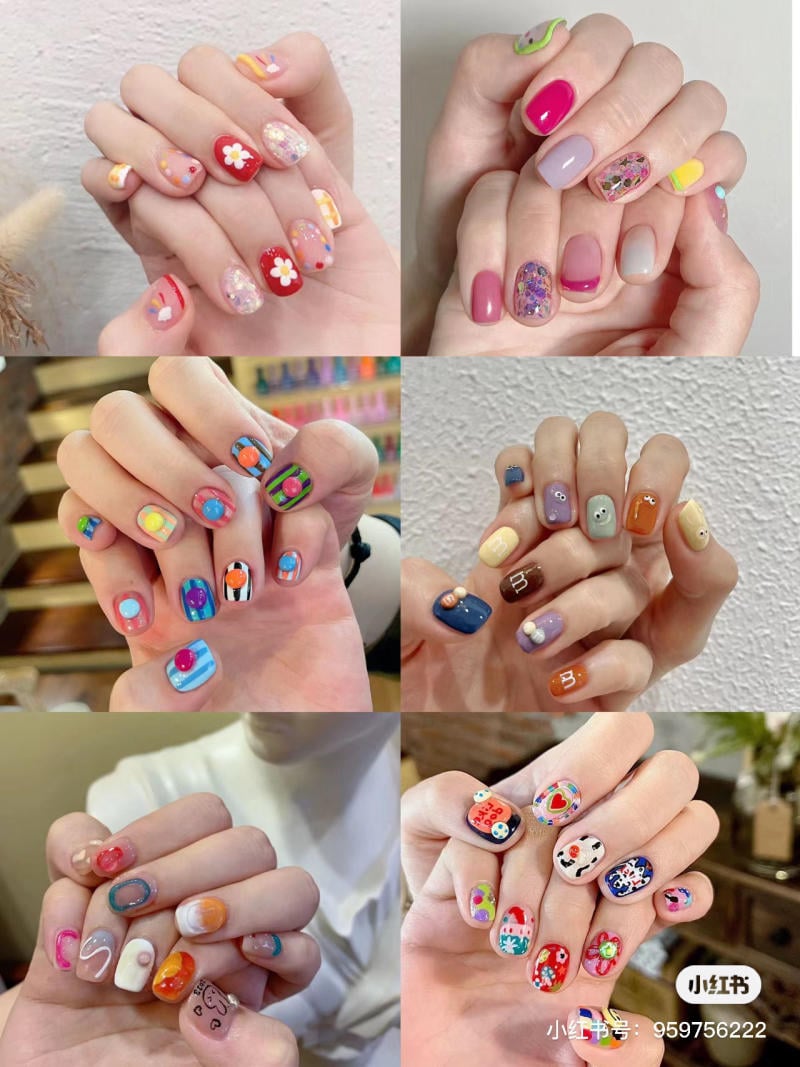 Bộ sưu tập móng tay với nhiều kiểu trang trí và màu sắc đa dạng, từ hoa đến họa tiết hoạt hình.
