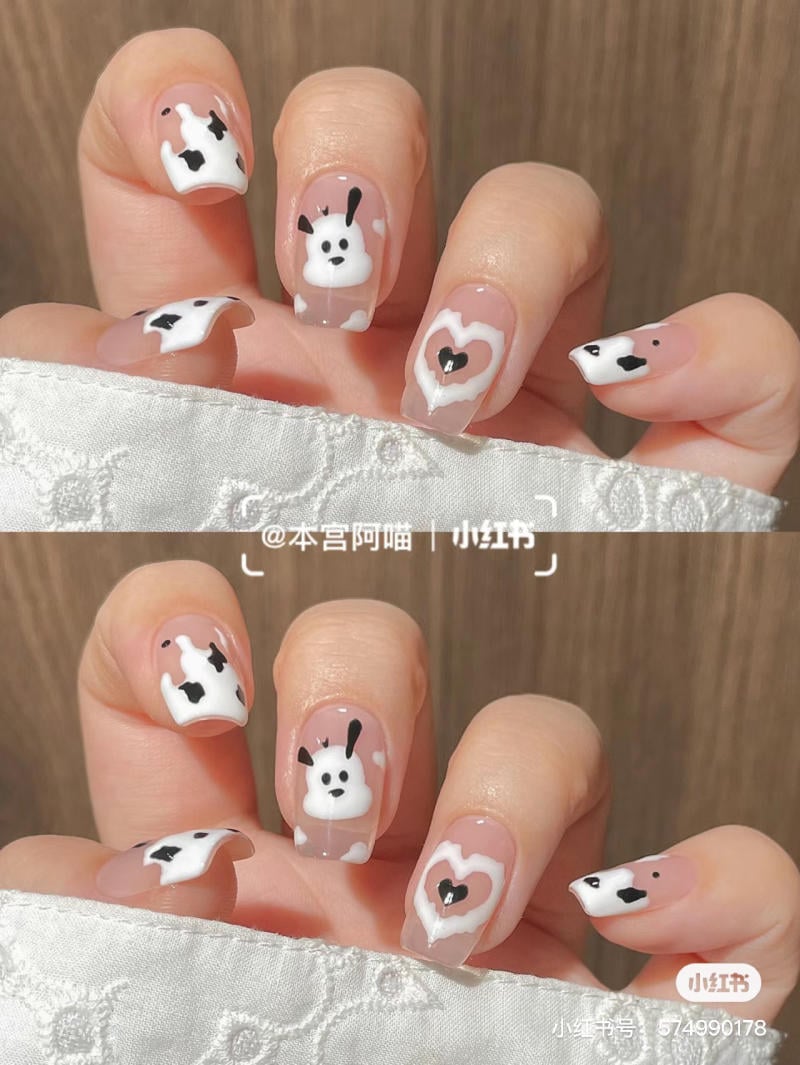 Bộ móng tay với hình vẽ hoạt hình thỏ và họa tiết trái tim trên nền trong suốt.