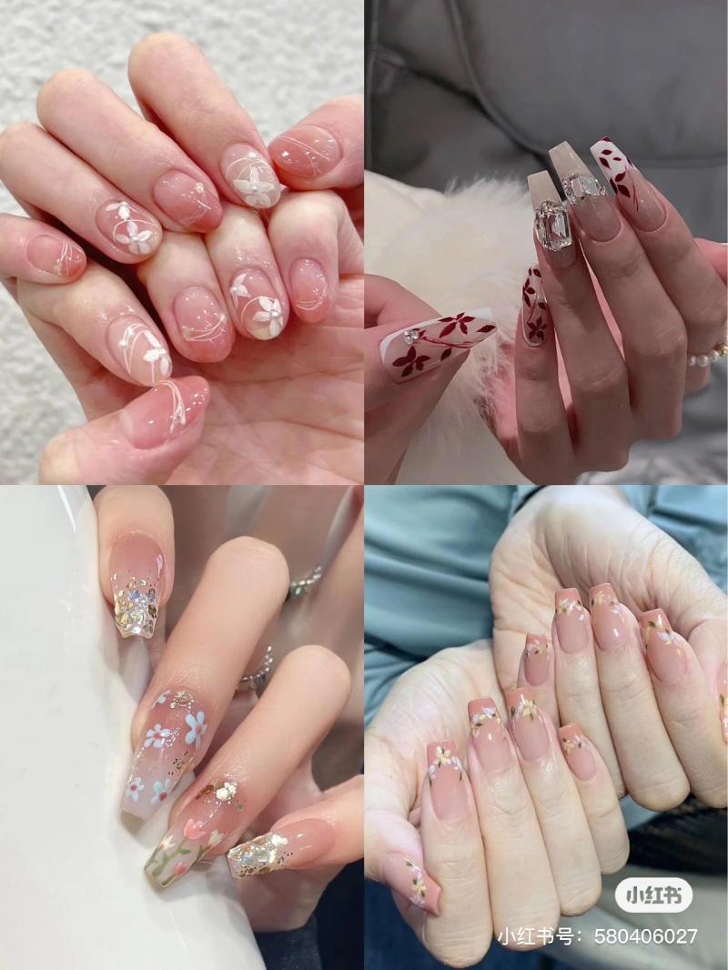 Bốn mẫu móng tay nghệ thuật với họa tiết hoa và trang trí khác nhau, mỗi thiết kế có phong cách riêng biệt.
