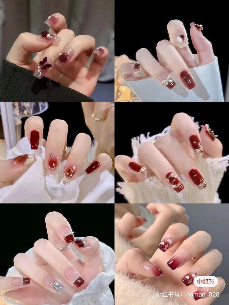 Bộ sưu tập nail với nhiều thiết kế khác nhau, chủ yếu tông màu đỏ và trang trí bằng đá, hoa hoặc kim tuyến.