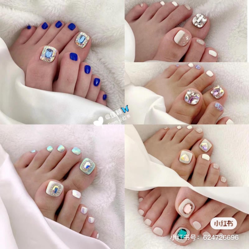nail-chan-dinh-da__42__4e2fcf9e94ac4c4c897062ac72e7e9e7 Bộ sưu tập móng chân được trang trí với màu sắc và họa tiết đa dạng, bề mặt có đính đá lấp lánh.