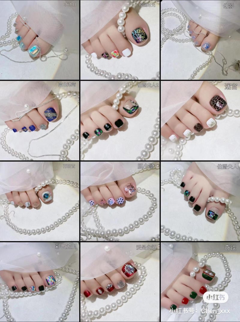 nail-chan-dinh-da__43__9826567b2ffe4d38a108c10bfe761b14 Bộ móng chân được trang trí với nhiều kiểu dáng và màu sắc khác nhau, kèm phụ kiện ngọc trai.