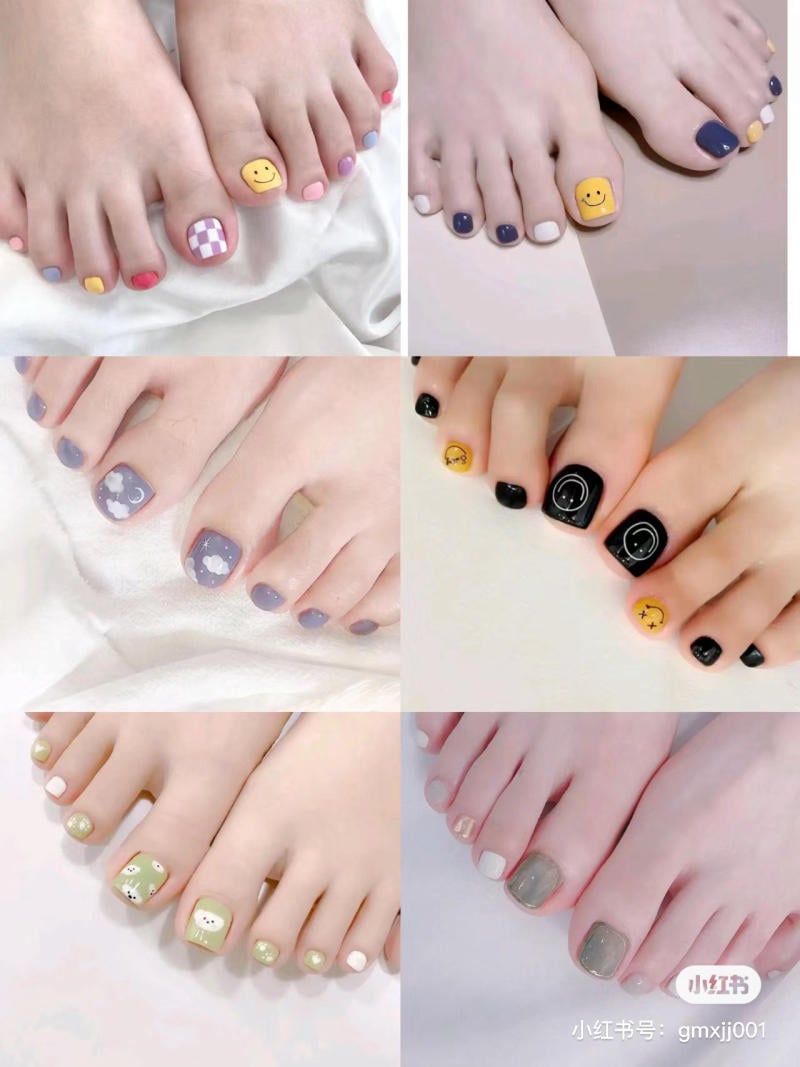 Bộ sưu tập móng chân với nhiều màu sắc và họa tiết khác nhau trên nền trắng.