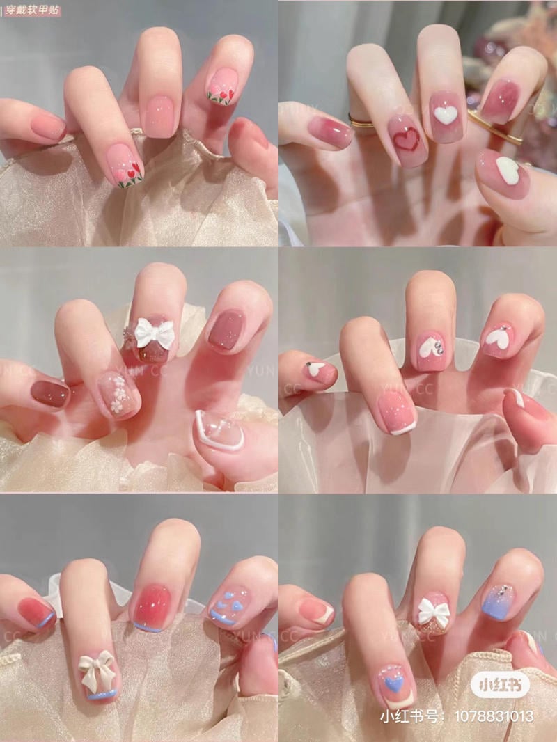Bộ sưu tập móng tay với nhiều mẫu trang trí khác nhau, bao gồm hoa, hình trái tim, và nơ, trên nền màu pastel.