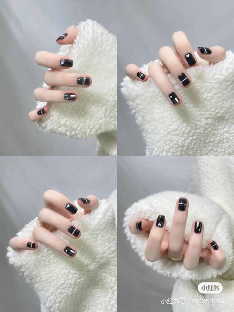 Bàn tay với móng tay sơn đen và họa tiết, mặc áo lông trắng, chụp từ nhiều góc độ khác nhau.