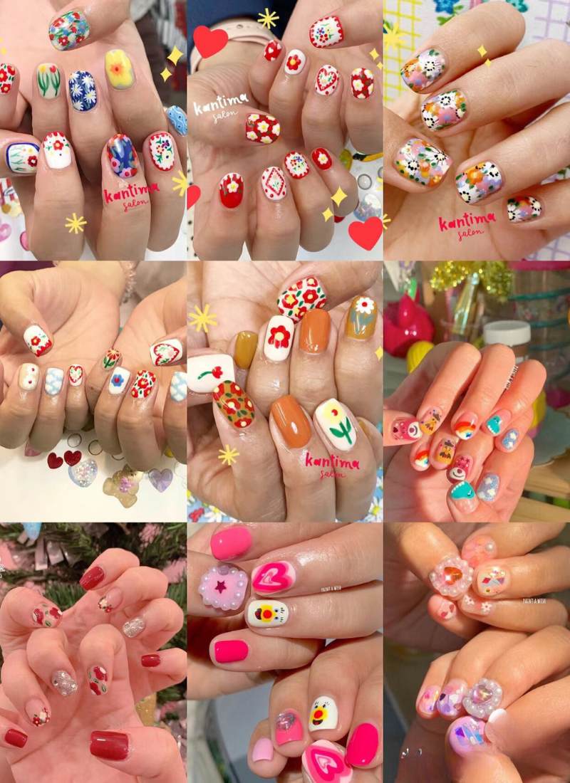 Nhiều kiểu móng tay được trang trí với họa tiết hoa và hình vẽ đầy màu sắc, trên nền tay của nhiều người khác nhau.