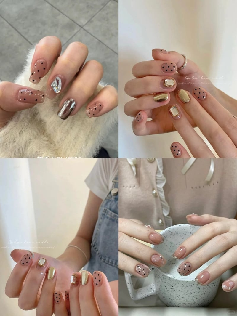 Bộ móng tay được trang trí với màu sơn nude, điểm nhấn kim loại và họa tiết chấm bi đen.