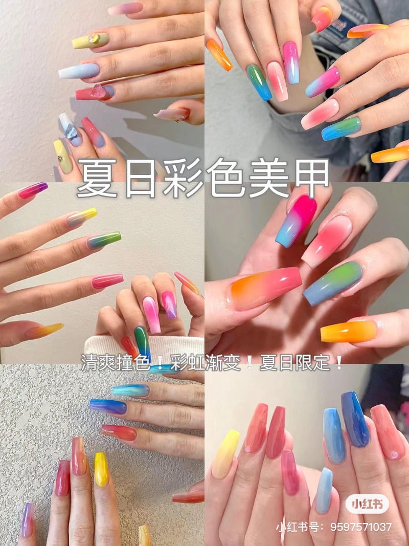 Bàn tay với móng tay thiết kế nhiều màu sắc nổi bật và đa dạng, phù hợp với mùa hè.