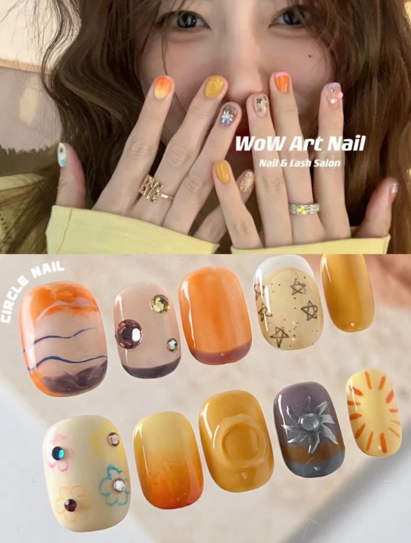 Người giơ tay với m&oacute;ng tay nghệ thuật m&agrave;u sắc sặc sỡ, b&ecirc;n dưới l&agrave; mẫu m&oacute;ng tay trang tr&iacute; họa tiết đa dạng.