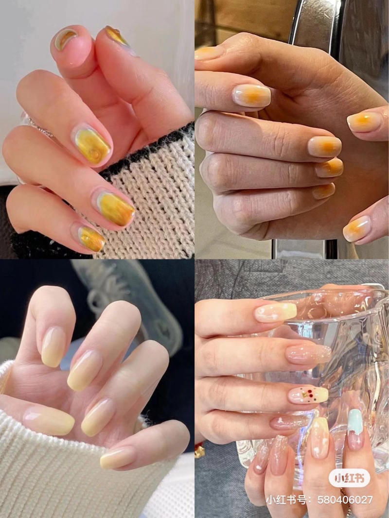 Bốn mẫu móng tay nghệ thuật khác nhau với các màu sắc và họa tiết đa dạng trên nền tay.