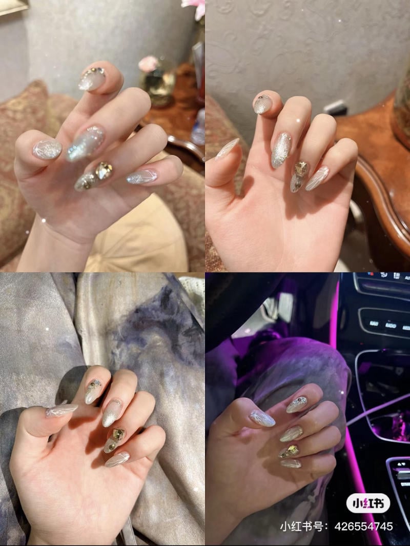 nail-mong-dai__1__6079750ba4b246aeb1c316be30152264 Bộ móng tay được trang trí với họa tiết lấp lánh và đính đá, chụp trong nhiều bối cảnh khác nhau.