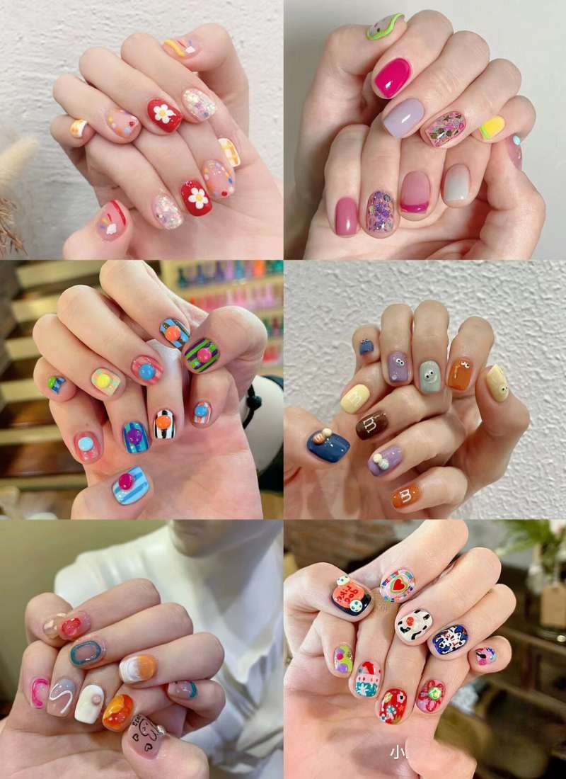 Các bộ móng tay với nhiều màu sắc và họa tiết khác nhau, từ hoa, hình vẽ đến các họa tiết trừu tượng.