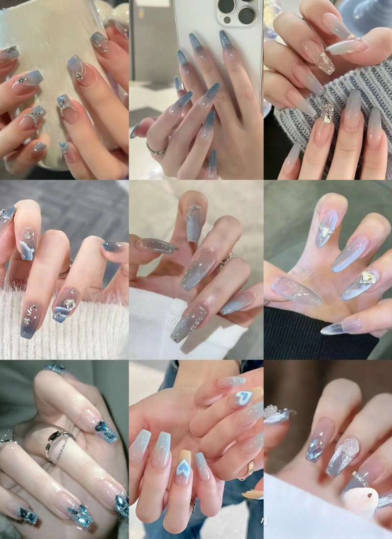 Bộ móng tay dài được trang trí với nhiều mẫu và màu sắc khác nhau, chủ yếu là tông xanh và họa tiết lấp lánh.