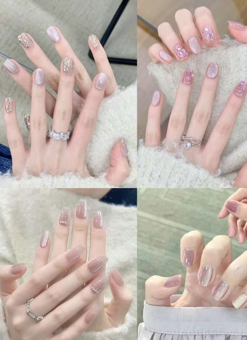 Bộ móng tay được trang trí với sơn bóng và kim tuyến, đeo nhẫn trang trí trên ngón tay.