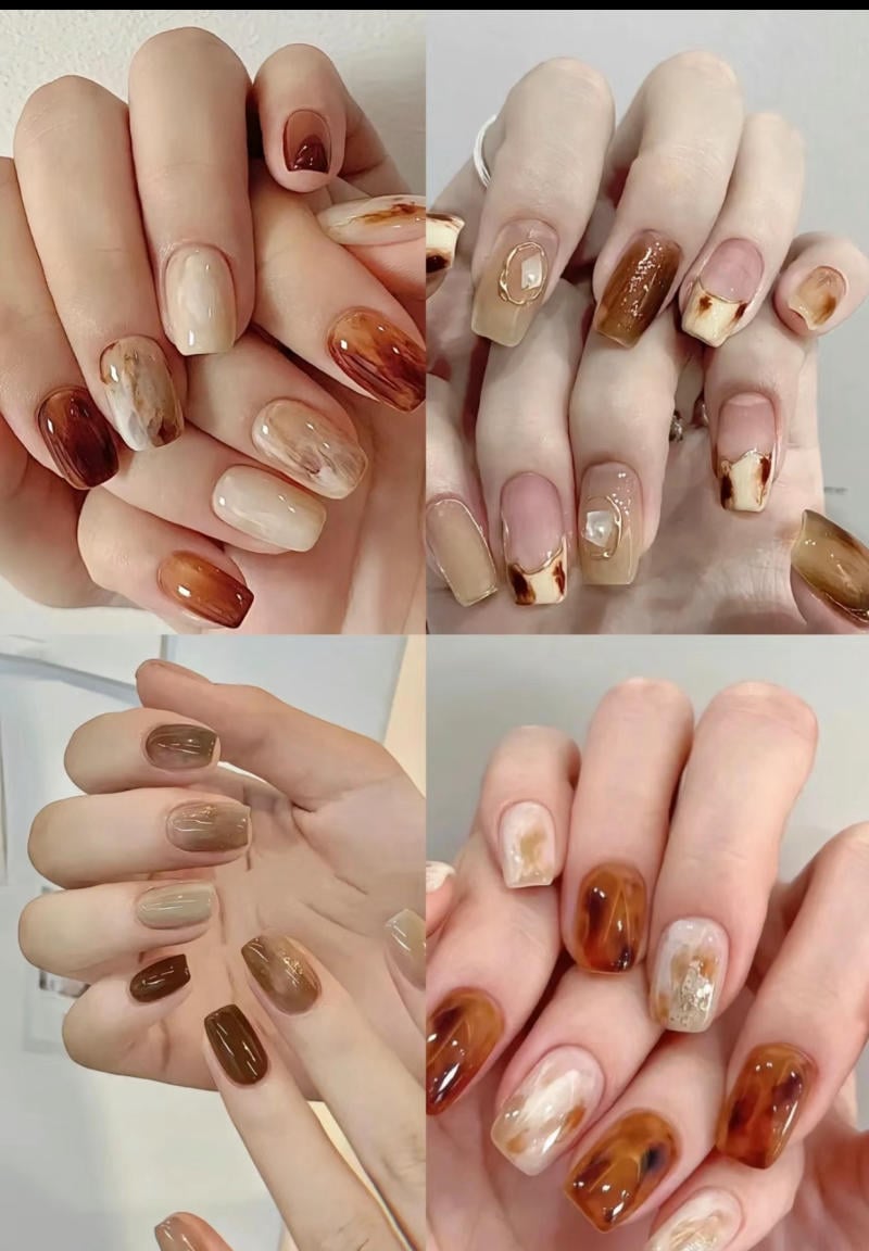 Bộ móng tay với thiết kế nghệ thuật màu nâu và be, kết hợp các họa tiết vân đá và ánh kim.
