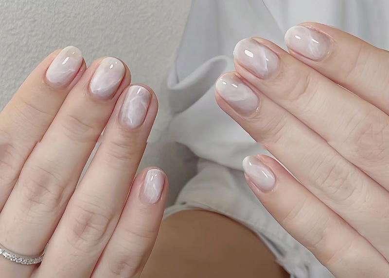 nail-van-da-dep__23__4300173c2e2b43a9abceb137945a3707 Hai bàn tay với móng tay được sơn màu trắng đục, thiết kế đơn giản và tinh tế.