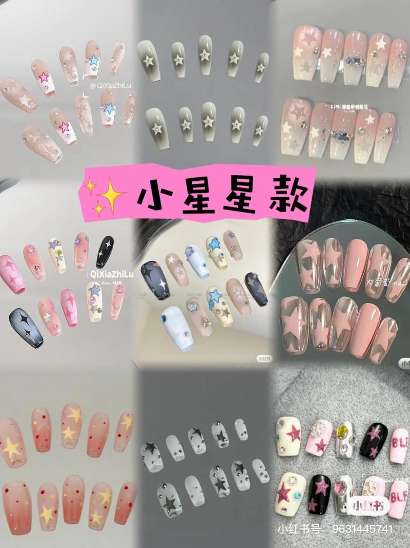 Mẫu móng tay trang trí với nhiều họa tiết ngôi sao và màu sắc khác nhau, sắp xếp trên nền màu sáng.