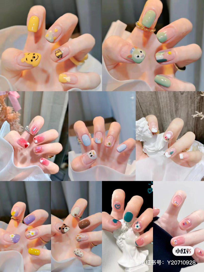 Bộ sưu tập móng tay với nhiều kiểu dáng và màu sắc đa dạng, bao gồm họa tiết hoạt hình và hoa lá.